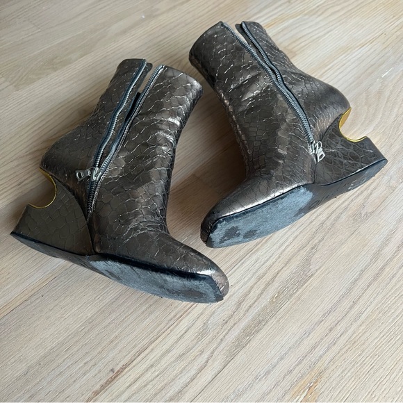 LAST CHANCE 9/23❕- DRIES VAN NOTEN Metallic Wedge Boot with unique cutout detail - Picture 4 of 11